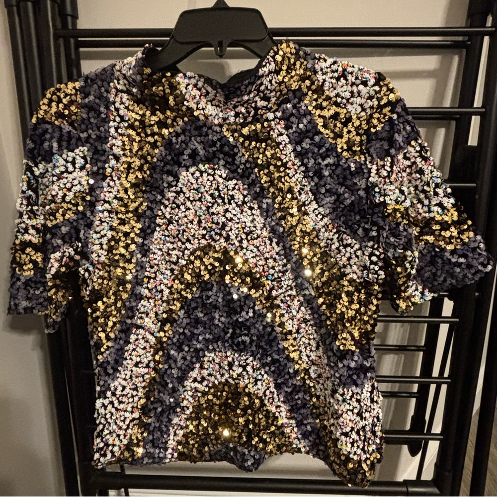 Maeve Sequin Short Sleeve Top in Gold and Black
